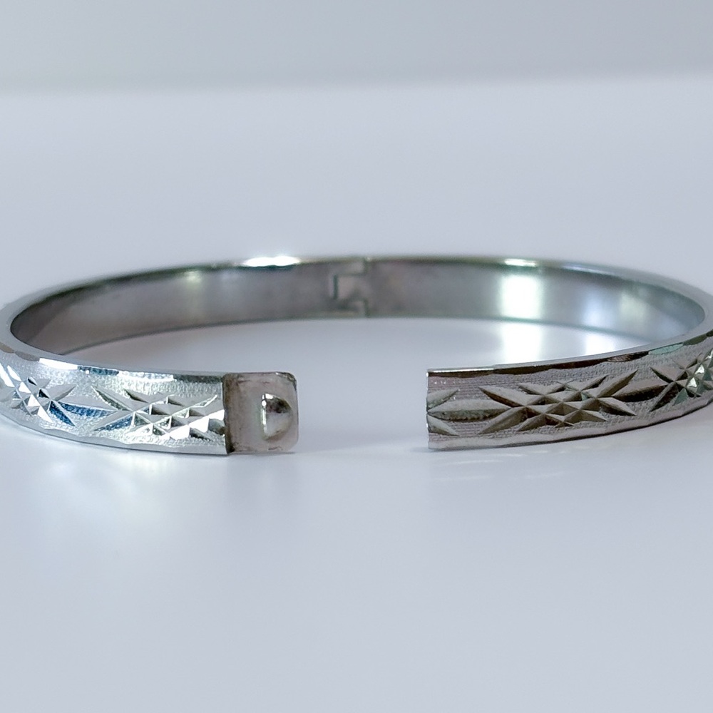Vintage Silver Tone Diamond Cut Hinged Bangle - 6.75" -JT0335 - Picture 7 of 14